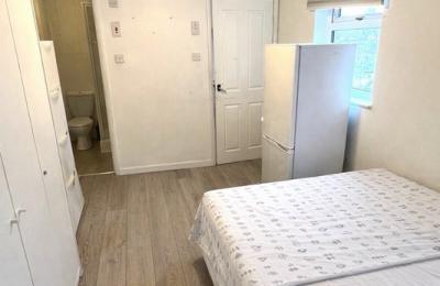 Self-Contained Studio NW10 – Ready to Move In