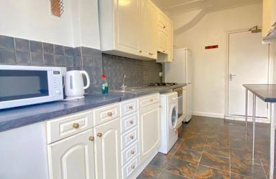 Lovely Rooms in a house with a large Garden – N11