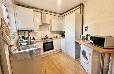 Large room in Golders Green – Bills Inc/Big Garden