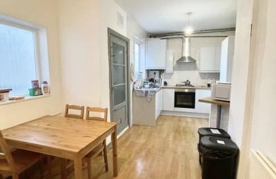 Large room in Golders Green – Bills Inc/Big Garden