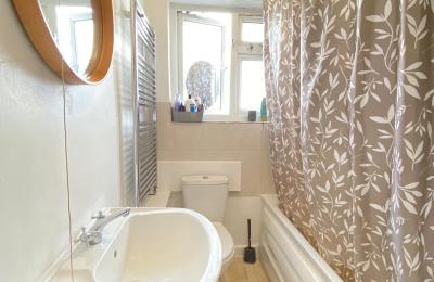 Lovely Rooms in a house with a large Garden – N11