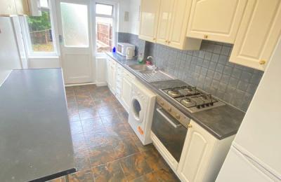 Lovely Rooms in a house with a large Garden – N11