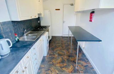 Lovely Rooms in a house with a large Garden – N11