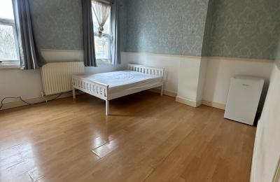 Flat double bedroom in East Ham E6 1NQ